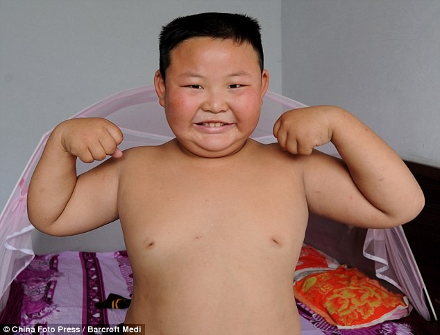 Cậu bé Yang Jin Long, hiện đang sống ở Chuzhou, Trung Quốc mới 7 tuổi nhưng đã nặng đến 50kg và chưa có dấu hiệu ngừng phát triển hơn nữa.